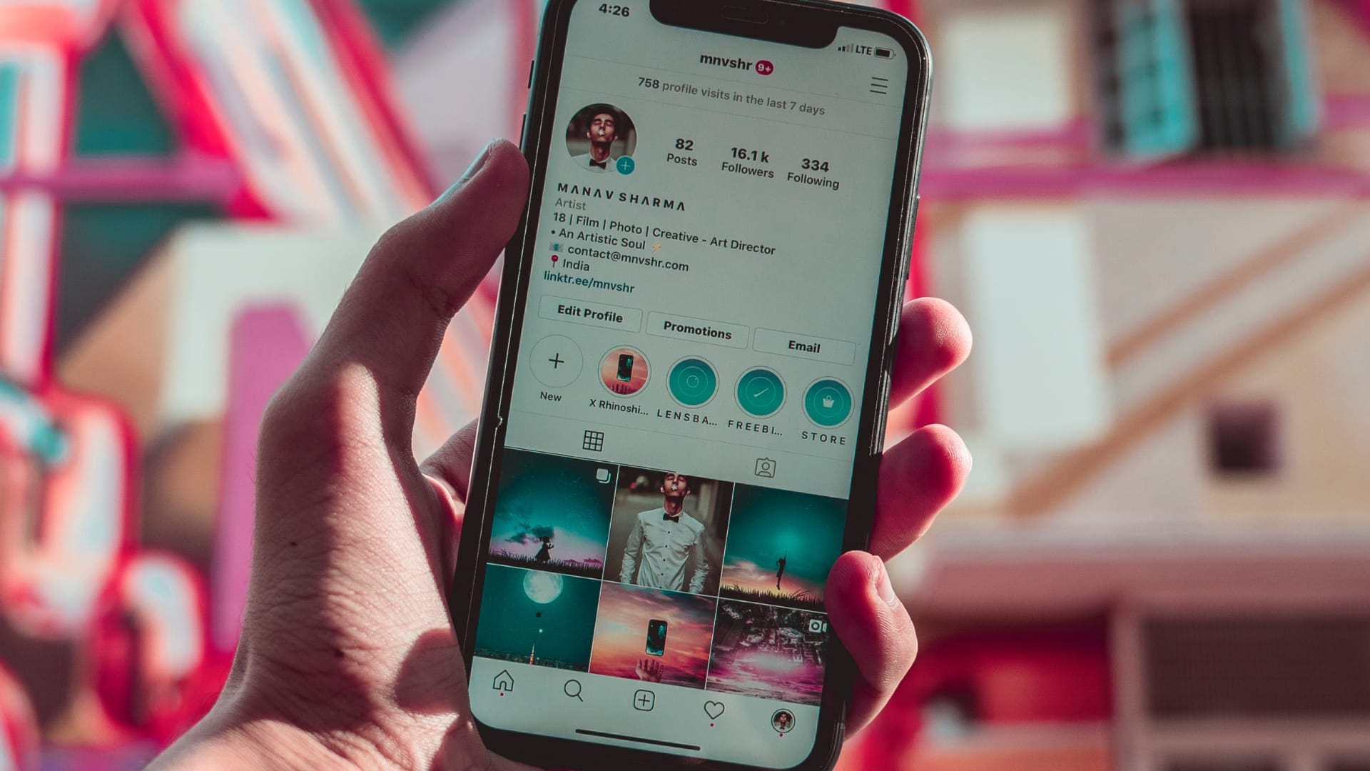 Celular mostrando perfil de Instagram